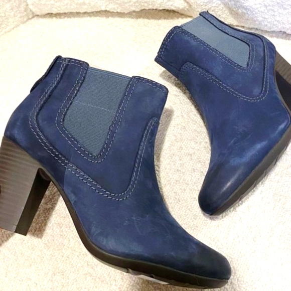 NWT Clarks Bendables Leather Suede Chelsea Boots Ankle Knee Navy Size 6.5 - Picture 2 of 5